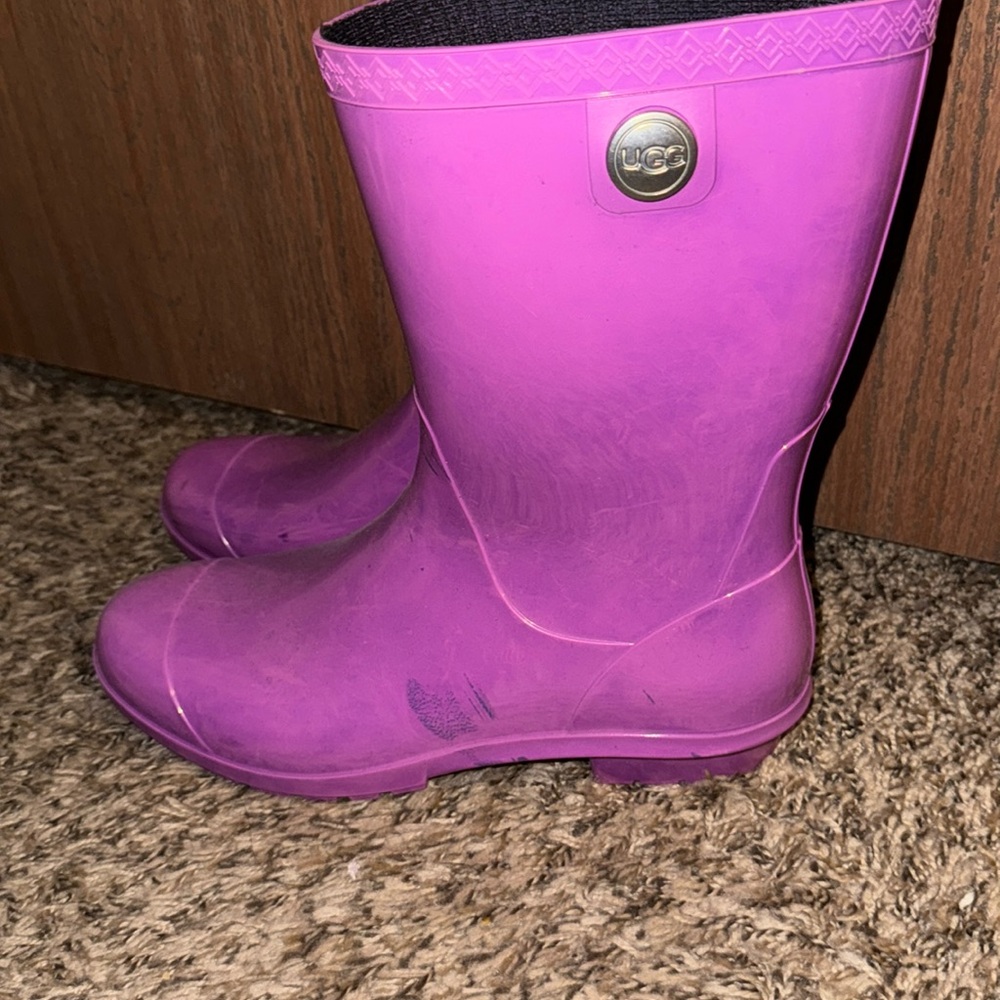Bodacious pink uggs rainboots in size 10
